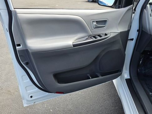 Used 2019 Toyota Sienna LE w/ Carpet Mat Package image 25