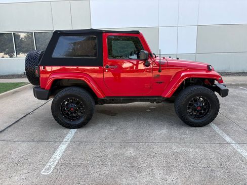 Used 2016 Jeep Wrangler Sahara w/ Connectivity Group AWD/4WD image 9