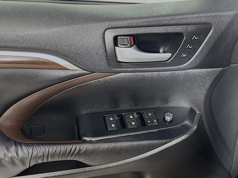 Used 2016 Toyota Highlander Limited FWD image 17