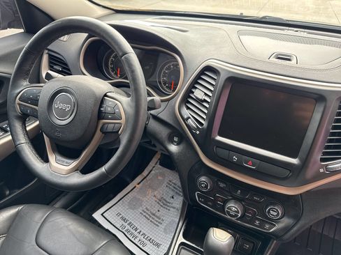 Used 2018 Jeep Cherokee Limited FWD image 16