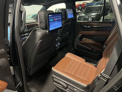 Used 2024 GMC Yukon Denali Ultimate AWD/4WD image 32