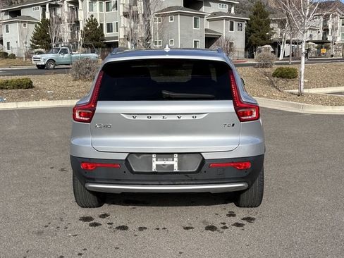 Used 2019 Volvo XC40 T5 Momentum image 4