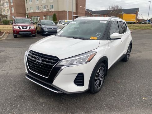 Used 2023 Nissan Kicks SV image 3