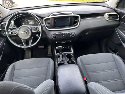 Used 2016 Kia Sorento LX Sport Utility 4D w/ LX Convenience Package image 12