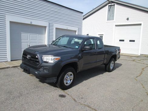 Used 2017 Toyota Tacoma SR5 image 2