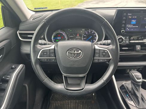 Used 2022 Toyota Highlander XLE AWD/4WD image 17