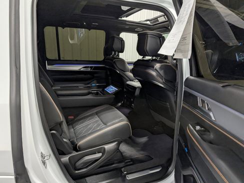 Used 2023 Jeep Grand Wagoneer Series III image 34