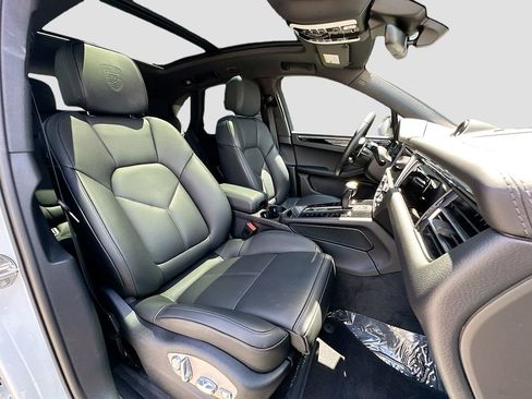 Certified 2026 Porsche Macan AWD/4WD image 30