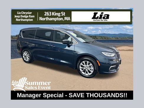 Used 2025 Chrysler Pacifica Select AWD/4WD image 1