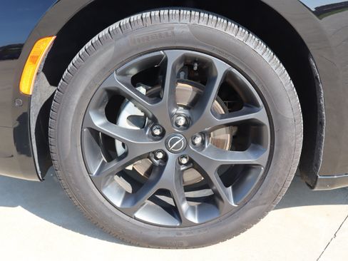 Used 2025 Chrysler Pacifica Limited FWD image 35