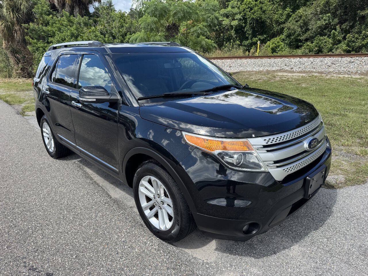 Used 2014 Ford Explorer XLT w/ Equipment Group 202A AWD/4WD image 2