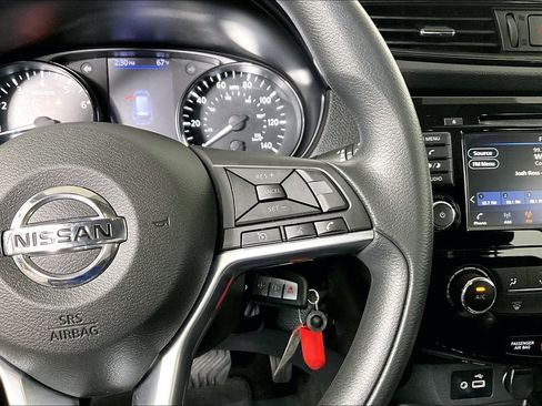 Used 2018 Nissan Rogue S image 19