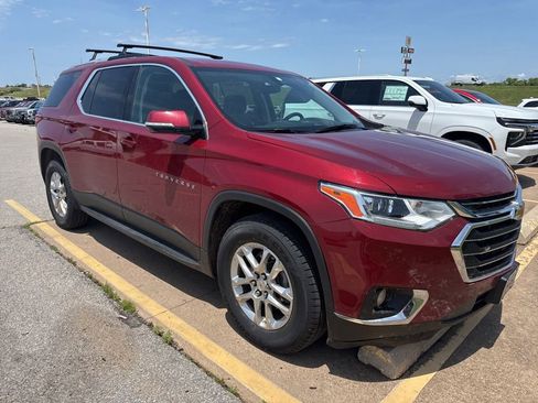 Used 2018 Chevrolet Traverse LT FWD image 2