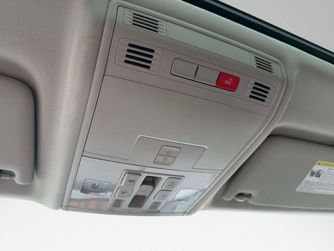 Used 2022 Volkswagen Taos SE w/ Panoramic Sunroof Package FWD image 36