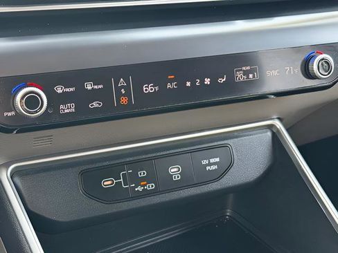 Used 2025 Kia Carnival image 28