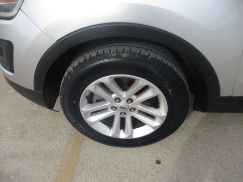 Used 2016 Ford Explorer FWD image 3