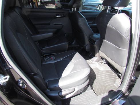 Used 2022 Toyota Highlander XLE AWD/4WD image 16