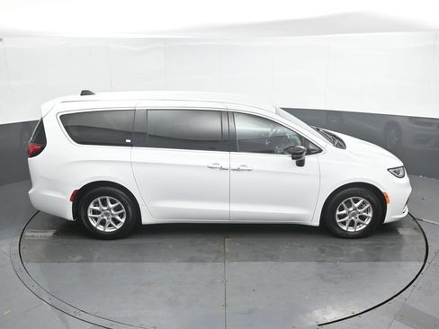 Used 2024 Chrysler Pacifica Touring-L image 33