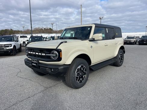 New 2025 Ford Bronco Outer Banks image 2