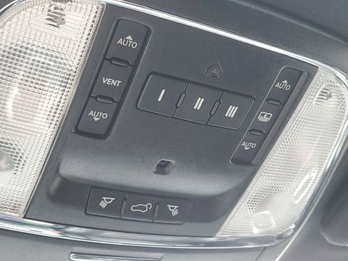 Used 2018 Jeep Grand Cherokee Overland image 37