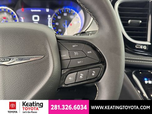 Used 2025 Chrysler Pacifica Limited FWD image 27