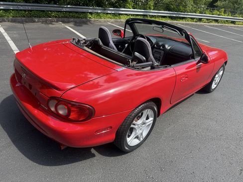 Used 2005 MAZDA MX-5 Miata RWD image 8