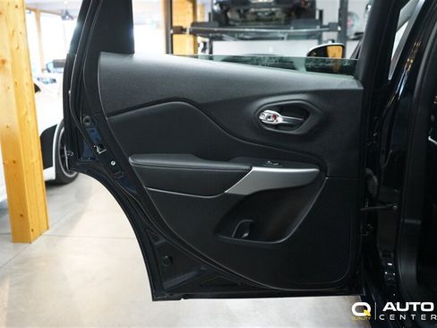 Used 2022 Jeep Cherokee Sport AWD/4WD image 29