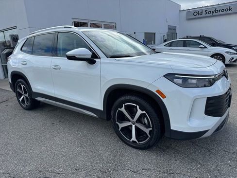 Used 2025 Volkswagen Tiguan SE image 3