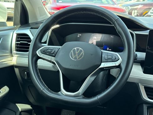 Used 2025 Volkswagen Taos SE FWD image 22
