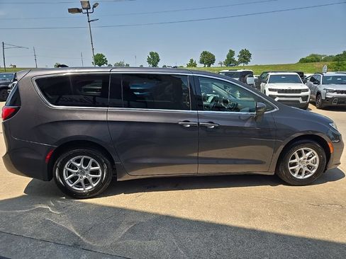 Used 2023 Chrysler Pacifica Touring-L FWD image 11