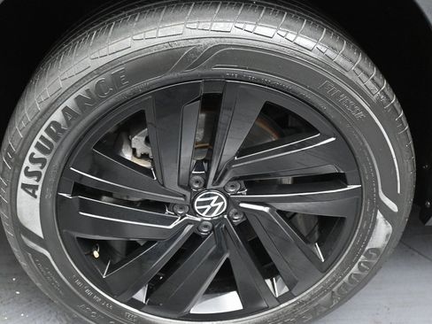 Used 2021 Volkswagen Atlas Cross Sport SE w/ Panoramic Sunroof Package image 42