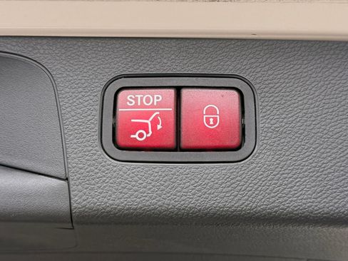 Used 2019 Mercedes-Benz GLC 300 4MATIC image 17