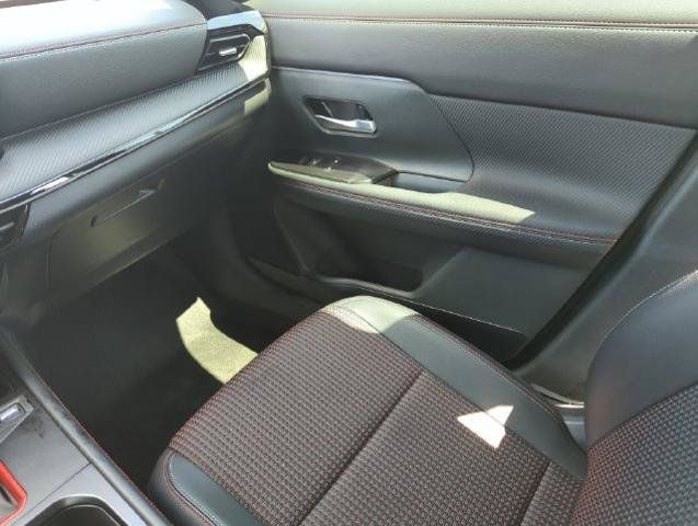 Certified 2025 Nissan Kicks SR FWD image 27
