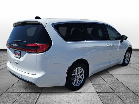 Used 2024 Chrysler Pacifica Touring-L FWD image 5