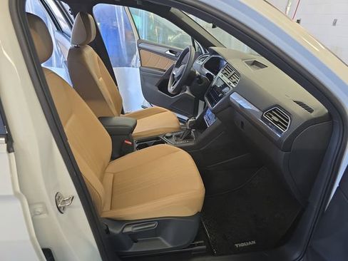 Used 2024 Volkswagen Tiguan SE w/ Panoramic Sunroof Package AWD/4WD image 19
