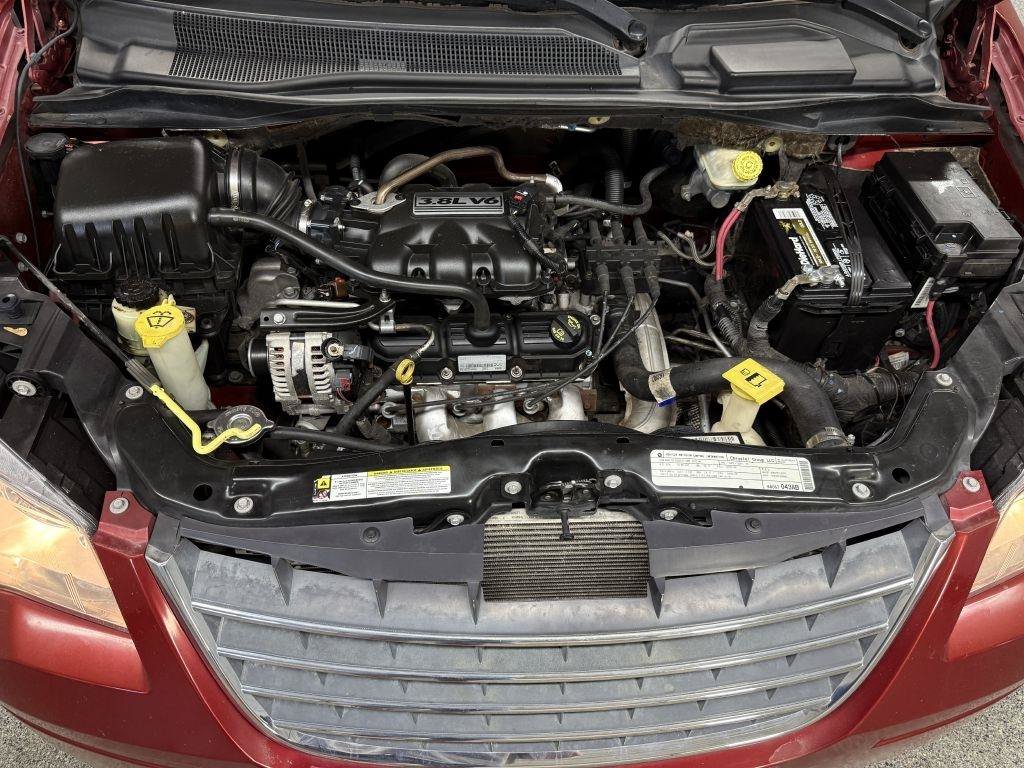 Used 2010 Chrysler Town & Country Touring FWD image 30
