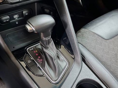 Certified 2022 Kia Niro EX image 16
