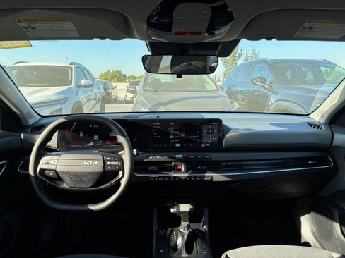 Used 2025 Kia K4 LXS image 32