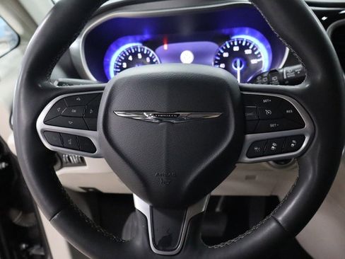 Used 2023 Chrysler Pacifica Touring-L FWD image 14