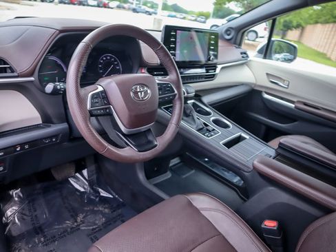 Used 2023 Toyota Sienna Platinum image 8