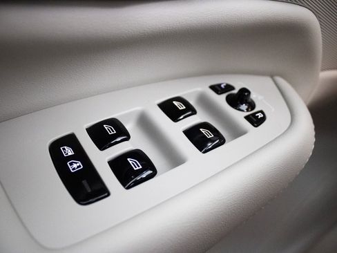 Certified 2025 Volvo XC90 T8 Plus w/ Protection Package Premier image 22