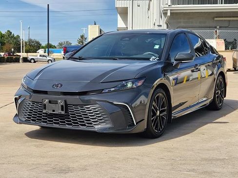 Used 2025 Toyota Camry SE w/ Convenience Package FWD image 3