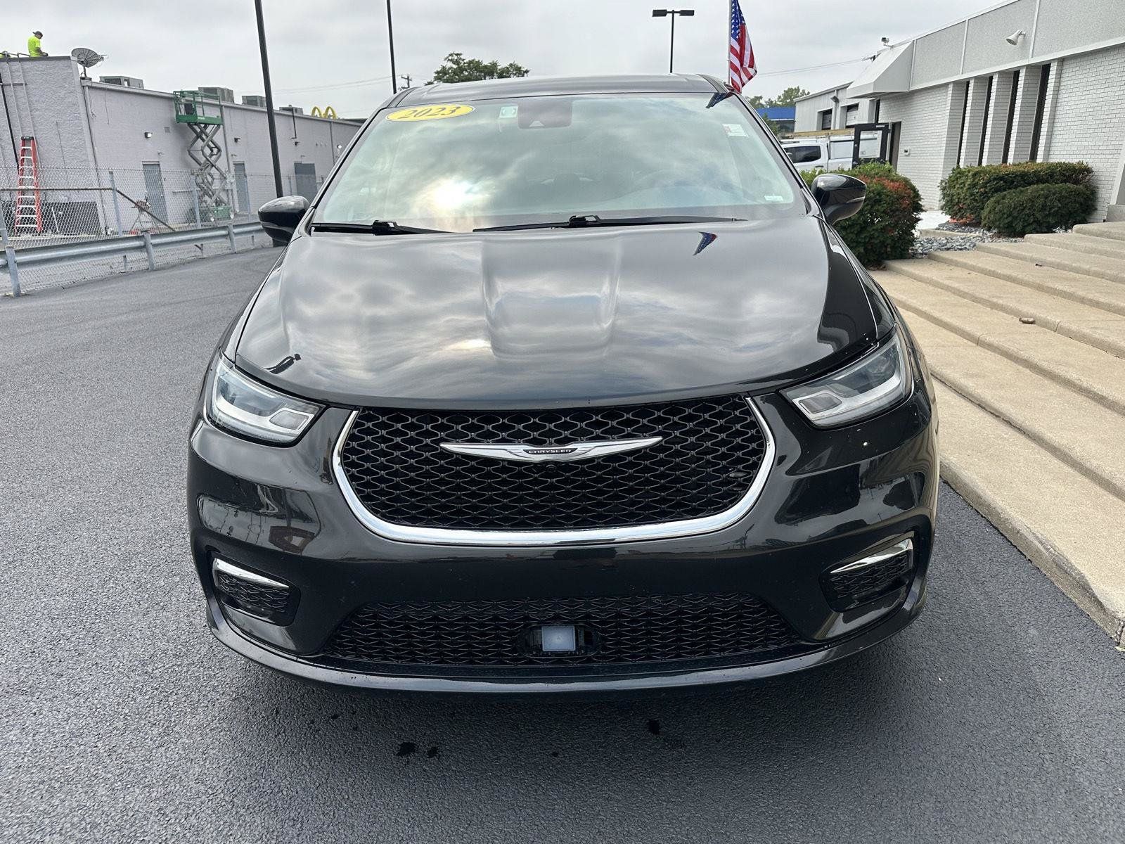 Used 2023 Chrysler Pacifica Touring-L FWD image 4