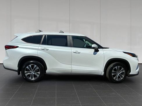 Used 2023 Toyota Highlander XLE image 6