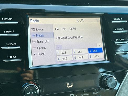 Used 2018 Toyota Camry SE image 18