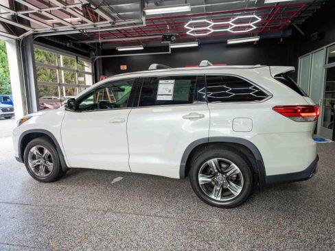 Used 2017 Toyota Highlander Limited Platinum AWD/4WD image 2
