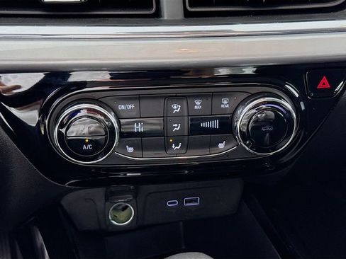 Used 2025 Chevrolet Trax LT w/ LT Convenience Package image 16