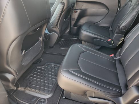 New 2026 Chrysler Pacifica Select image 21