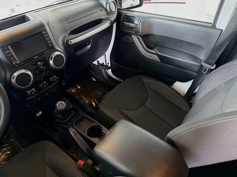 Used 2017 Jeep Wrangler Unlimited Sahara w/ Connectivity Group AWD/4WD image 23