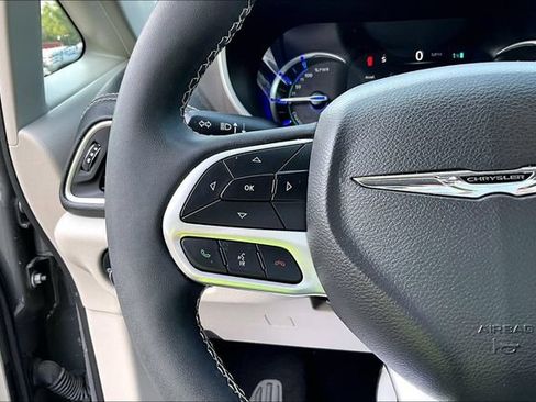 Used 2022 Chrysler Pacifica Touring-L FWD image 18